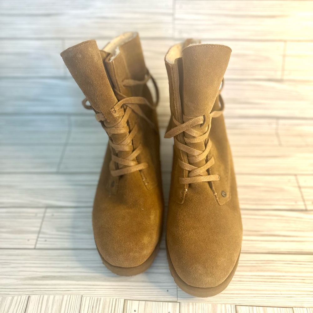 Size 11 women’s bearpaw boots worn maybe twice